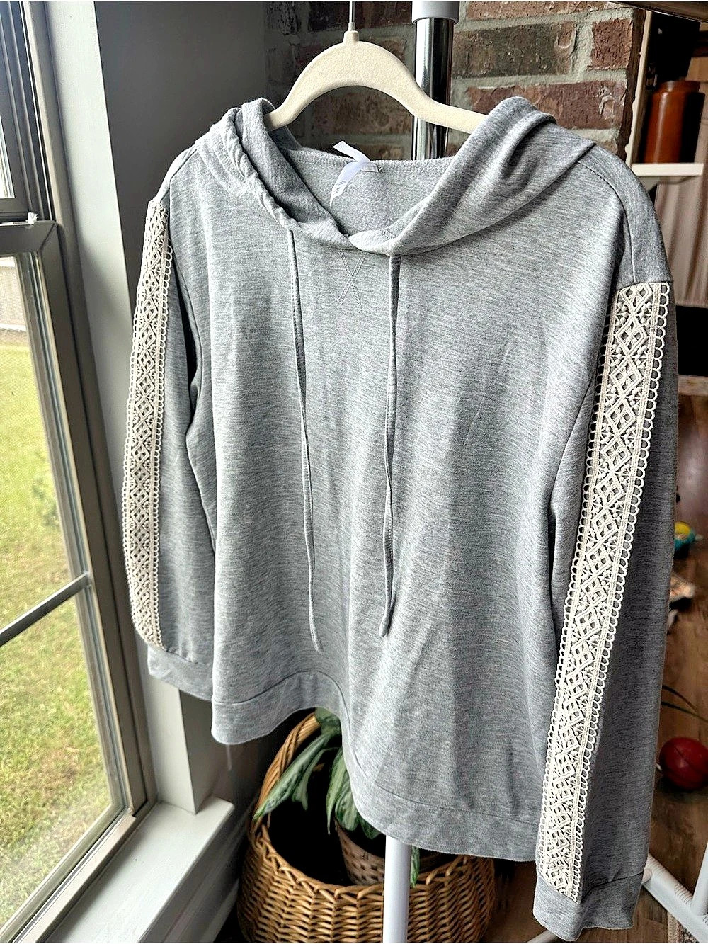 Flora Women’s Gray Lace-Trim Hoodie Size XL